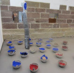 Stele mit Schalen 2JPG