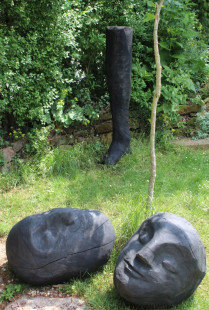 Köpfe und Bein,Skulpturenensemble